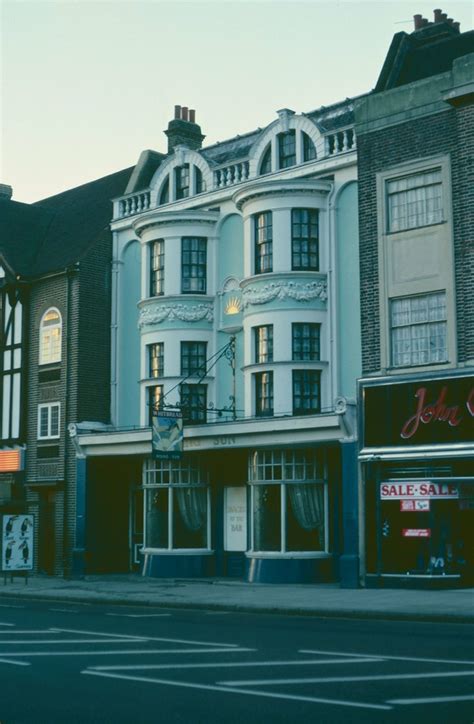 pubs in eltham high street.